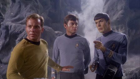 <p>"El espacio: la última frontera. Estos son los viajes de la nave estelar «Enterprise», en una misión que durará cinco años...". <strong>Un clásico</strong> que merece ser visto al menos una vez en la vida. <strong>Aquí comienzan las aventuras estelares de la USS Enterprise</strong><strong> y de su tripulación,</strong> lideradas por el capitán<strong> J</strong><strong>ames T. Kirk </strong>(William Shatner) y el <strong>Sr. Spock </strong>(Leonard Nimoy) en una serie que es <strong>historia de la ciencia ficción.</strong> Si te gusta esta, deberías también darle una oportunidad a 'Star Trek: Espacio Profundo Nueve', una de <a href="https://www.fotogramas.es/series-tv-noticias/g40106559/mejores-series-anos-90/" rel="nofollow noopener" target="_blank" data-ylk="slk:las mejores series de los años 90" class="link ">las mejores series de los años 90</a>. Larga vida y prosperidad.</p>