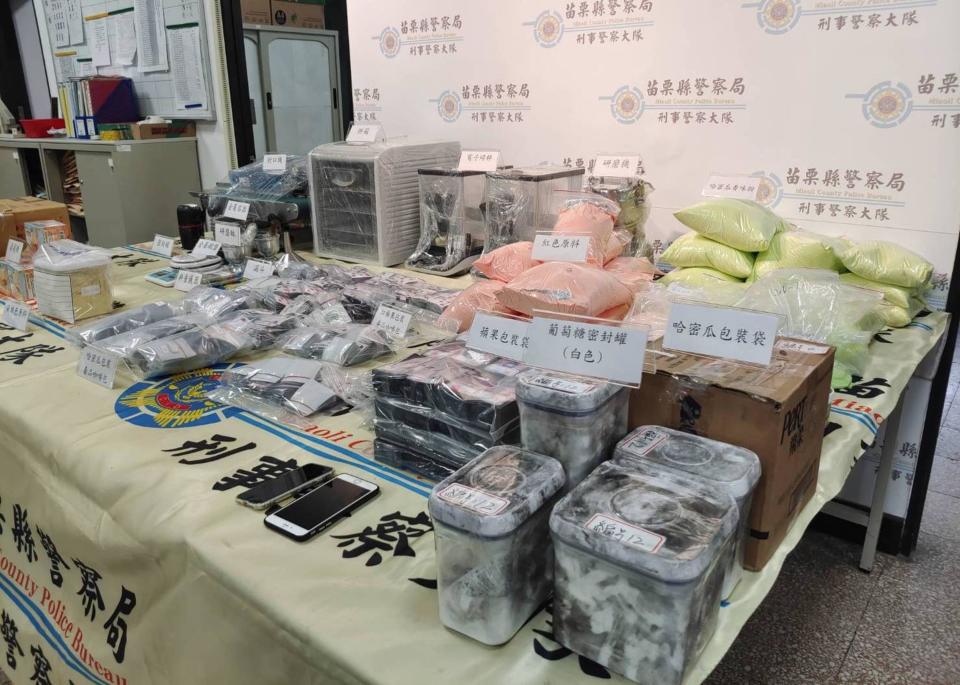 苗栗縣警察局刑警大隊14日宣布破獲中部地區混合式毒品果汁包分裝工廠，查扣大批第三、四級毒品果汁包、水果口味調味粉、原料、半成品及包裝空袋和製毒分裝工具。（中央社）