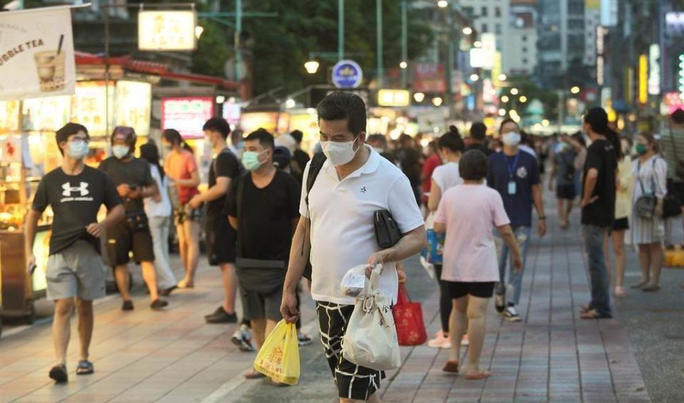 有鑑於國內疫情趨緩，指揮中心日前宣布「微解封」方案，運動會館、餐飲業者都可有條件微解封。（示意圖／本報系資料照）