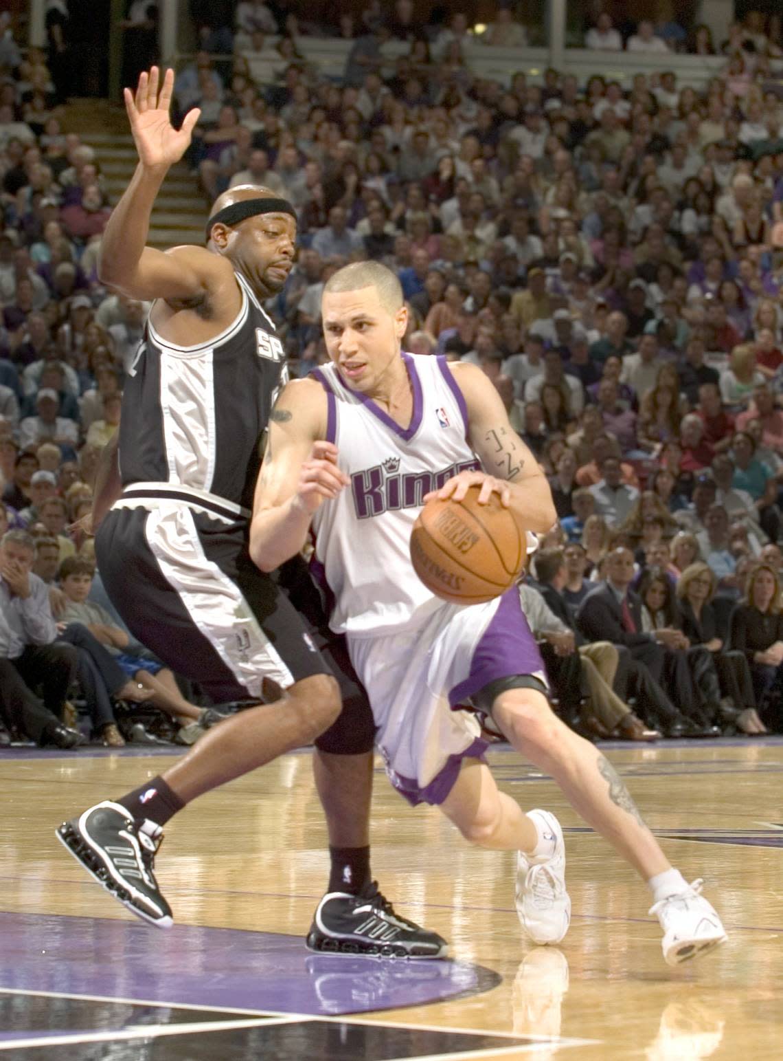 Mike Bibby dribbles around Nick Van Exel during the NBA playoffs in 2006 at Arco Arena. The former Kings player will be a guest on the podcast “All the Smoke,” which will be recorded Saturday at Urban Roots in midtown Sacramento.