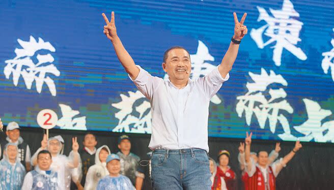 2024總統大選，民進黨已定於一尊，侯友宜若還左顧右盼，只會徒增枝節與猜疑，應以「大局為重」，早日做出決定。圖為2022年11月25日，國民黨新北市長候選人侯友宜在選前之夜造勢晚會登場並發表演說。（本報資料照片）