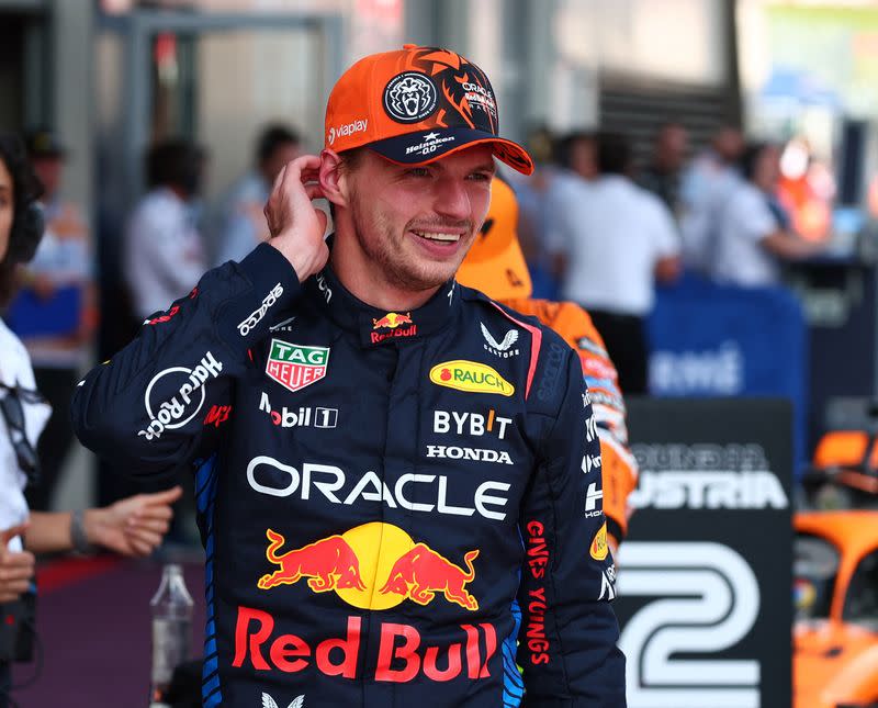 El piloto de Red Bull Max Verstappen reacciona tras alcanzar la pole position del Gran Premio de Austria de Fórmula 1, en el circuito Red Bull Ring, Spielberg, Austria