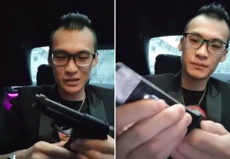 賴賢賢曾在車內直播中兩度拍到一把「黑色短槍」，他後來解釋熱愛合法「生存遊戲運動」。（圖／翻攝自賴賢賢臉書）