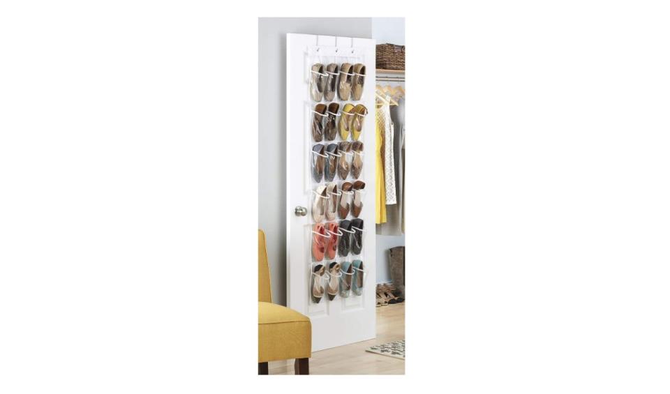 Reciclar un organizador de zapatos de plástico como almacenamiento de artículos para bebé es simplemente una idea brillante (Foto: Amazon).