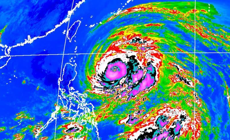 ▲瑪娃颱風預計以「中颱上限」的強度接近台灣，並且會在台灣東部逗留5天。（圖／中央氣象局提供）
