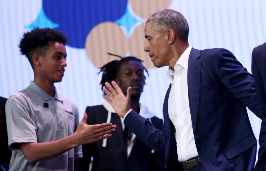Former President Barack Obama (right) greets some of the youths who attended a February 2019 town hall in Oakland, California, with NBA star Stephen Curry. (Ray Chavez/MediaNews Group/The Mercury News via Getty Images)