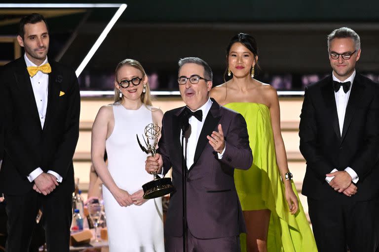 Por séptimo año consecutivo, John Oliver se lleva un Emmy en la categoría Mejor ciclo de variedades (Photo by Patrick T. FALLON / AFP)