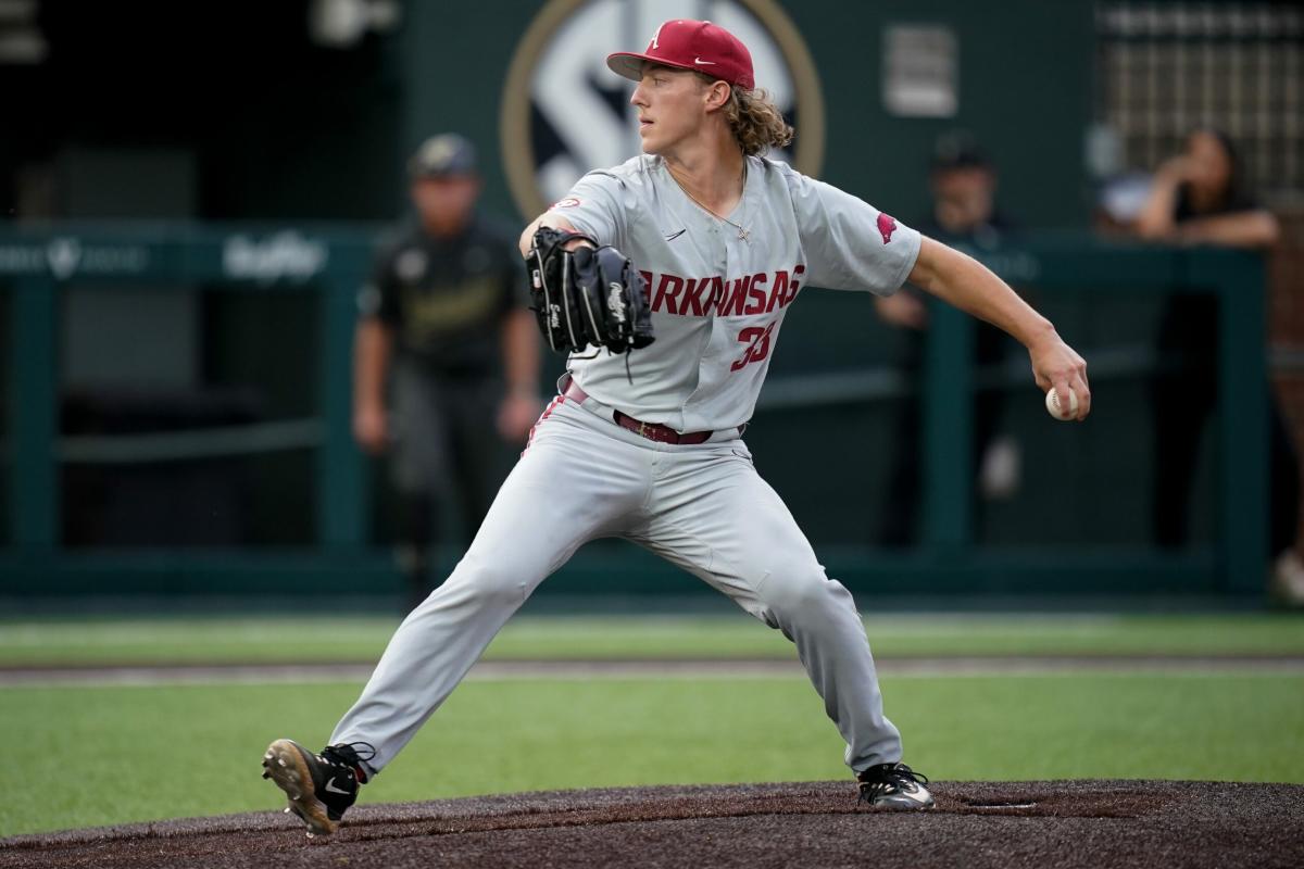 Hogs' Benintendi wins 2015 Golden Spikes