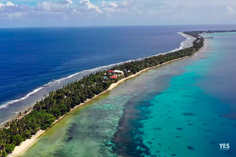 Tuvalu está ubicada en el Pacífico sur, próxima al Ecuador, su angosto territorio corre riesgo de erosionarse por el calentamiento globa.