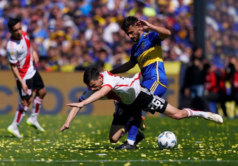 Nacho Fernández es frenado con infracción por Saracchi