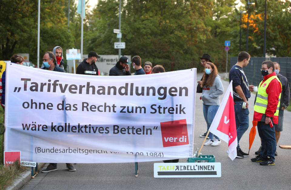 Streikende Mitarbeiter der Stadtentwässerung Augsburg (Bild: Karl-Josef Hildenbrand/dpa)