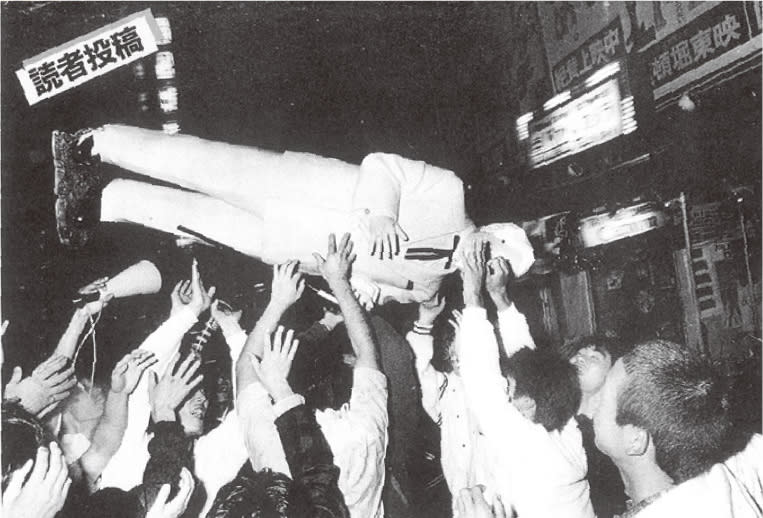 1985 年，阪神虎球迷舉起上校立像巡遊，最終卻把立像丟進道頓堀河。     （日本肯德基網站）