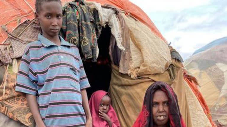 Dahir, de 11 años, con su pequeña hermana y su madre. Su hermano Salat, de 10 años, murió de hambre.