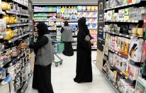 <p>LuLu Group International espera que la apertura de este hipermercado suponga un impulso para los jóvenes de Arabia Saudí, especialmente las mujeres. (Foto: Amer Hilabi / AFP / Getty Images).</p> 