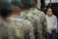 En esta foto de archivo del 5 de octubre de 2019, el presidente de Panamá, Laurentino Cortizo, asiste a una ceremonia de graduación de oficiales de la policía fronteriza en Metetí, Panamá. Cortizo cumple el 1 de julio su primer año en el gobierno sin haber logrado reactivar la economía debido al impacto de la pandemia del nuevo coronavirus. (Foto AP/Arnulfo Franco, Archivo)