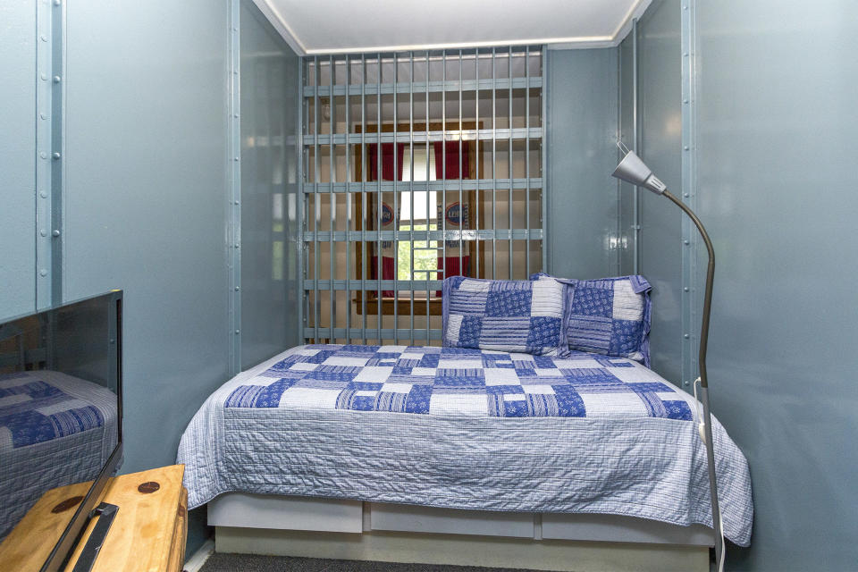 <p>Esiste un hotel ospitato in una ex prigione che può far vivere la sensazione di essere dei criminali incalliti: una delle suite è infatti all’interno di una cella, con le sbarre e tutto il resto! (foto: Re/Max Select Properties/ Caters) </p>