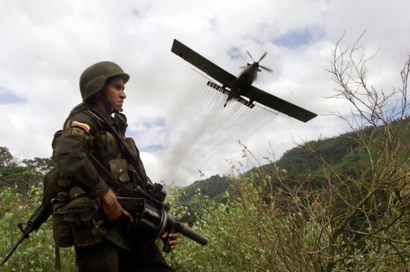 Foto de archivo. Un avión Turbo Thrush fumiga cultivos de hoja de coca con glifosato en zona rural de Tarazá, en el departamento de Antioquia