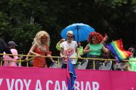 <p>El elenco de musical Mentiras y la conductora Maca Carriedo durante la marcha 2022 del Orgullo LGBTTTIQ+ en CDMX. FOTO: EDGAR NEGRETE/CUARTOSCURO.COM</p> 