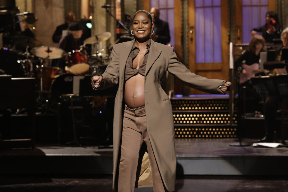 En esta imagen proporcionada por NBC Keke Palmer revela que está embarazada durante su monólogo en "Saturday Night Live" en Nueva York el 3 de diciembre de 2022. (Will Heath/NBC via AP)