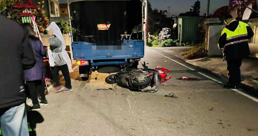 線西鄉崁頂路今天清晨5點發生車禍事故，陳姓騎士不慎在告別式會場外撞上禮儀社人員為喪家送早餐的陣頭車。（圖／翻攝自臉書）