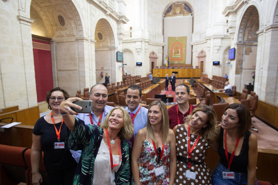 Varios miembros de la comisión promotora de la Iniciativa Legislativa Popular de los interinos de la Junta de Andalucía. Foto Fernando Ruso