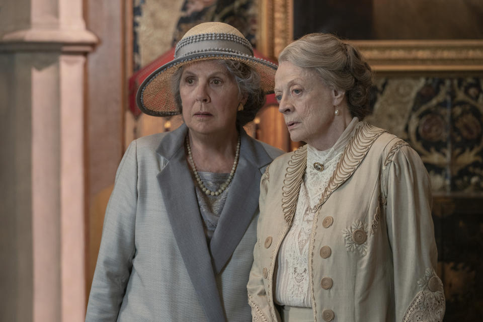 En esta imagen difundida por Focus Features, Penelope Wilton como Isobel Merton, izquierda, y Maggie Smith como Violet Grantham en una escena de "Downton Abbey: A New Era". (Ben Blackall/Focus Features vía AP)