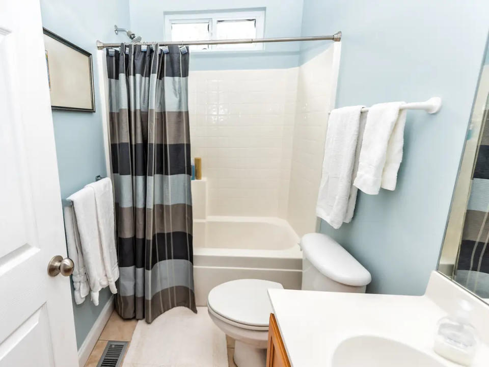 Nehmt immer Maß, bevor ihr einen Duschvorhang kauft - Copyright: Shutterstock
