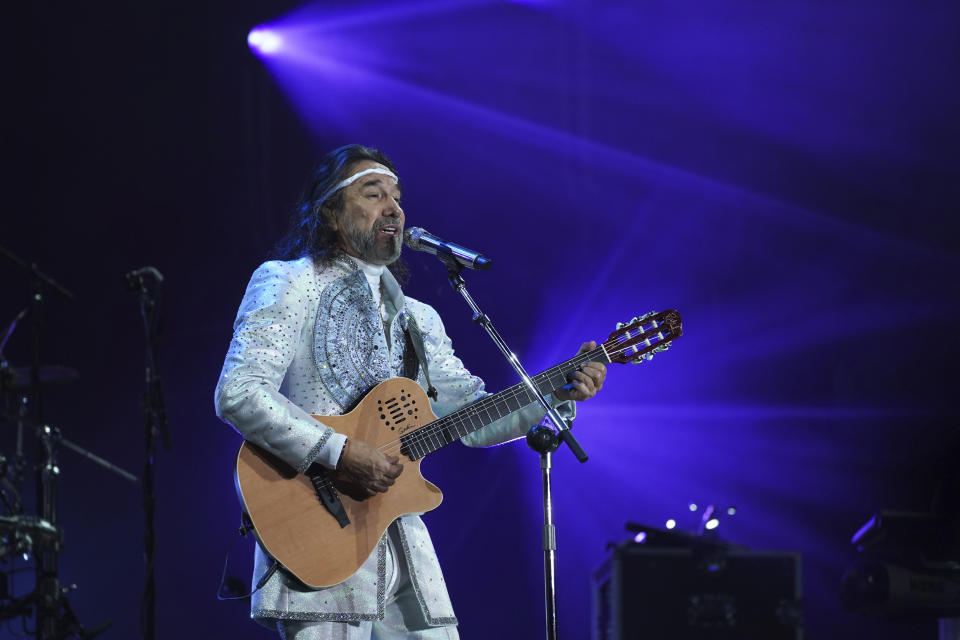 Marco Antonio Solís de la banda gupera mexicana Los Bukis durante su concierto en el Estadio Azteca en la Ciudad de México el 3 de diciembre de 2022. (Foto AP/Marco Ugarte)