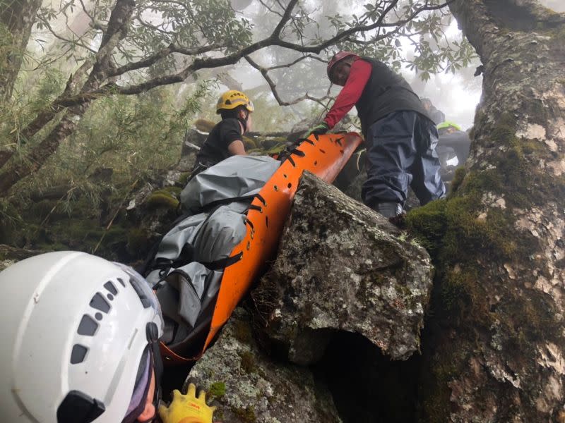 ▲由於昨天山上雲層過厚，現場人員評估後認為無法立刻執行吊掛。（圖／翻攝畫面）