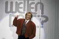 1986 präsentierte eine Plaudertasche namens Thomas Gottschalk zum ersten Mal "Wetten, dass ..?". Übernommen hatte er die Show von ihrem Erfinder, Frank Elstner. Für den blond gelockten Nachfolger bedeutete dies den Aufstieg in den TV-Olymp. Gottschalk war in den 80-ern das, was Kulenkampff in der Nachkriegszeit war: ein Volksunterhalter fürs große Ganze. (Bild: ZDF / Renate Schäfer)