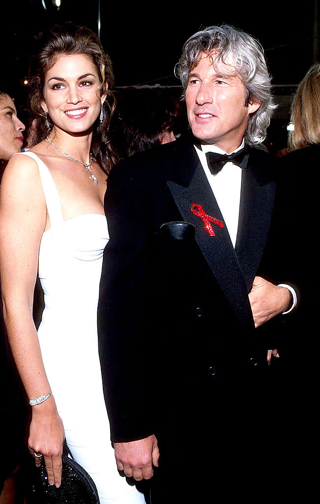 Cindy Crawford rencontre Richard Gere en 1988, lors d’un barbecue. Le mannequin dont la carrière est en pleine ascension craque pour l’acteur de 17 ans son aîné. Et vice versa. Ils décident de se marier sur un coup de tête, en 1991, en embarquant quelques amis à Las Vegas. Ils n’échangent pas des alliances de grand joaillier mais des bagues faites en papier aluminium. Si l’union ne s’éternise pas et se solde par un divorce en 1995, reste l’image d’un power couple qui illuminait le red carpet à chacune de ses apparitions ! <em>©Getty Images</em>