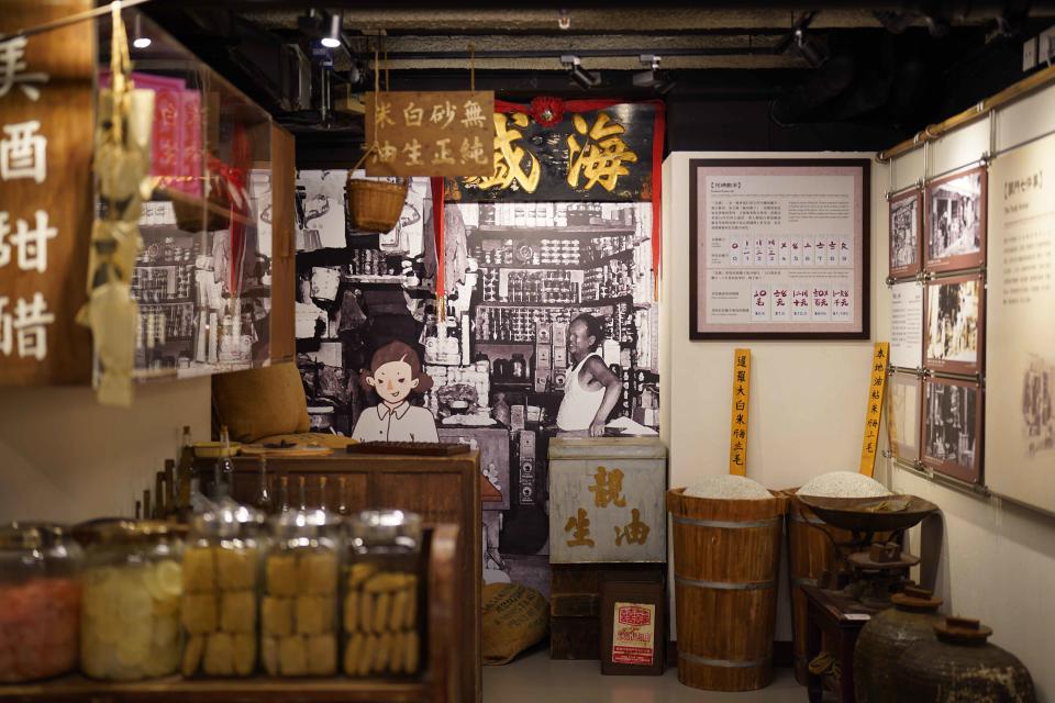  美荷樓生活館的展覽空間，重現深水埗在早年時的涼茶舖、理髮店等。