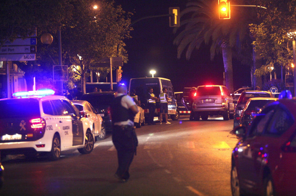 GRA347. Cambrils (Tarragona), 18/08/17.- Un miembro de las fuerzas seguridad en la zona del atentado en Cambrils (Tarragona), donde cuatro presuntos terroristas han sido abatidos por los Mossos después de haber arrollado con un vehículo a seis personas en el Paseo Marítimo de la localidad, que han resultado heridas de diversa consideracion. EFE/Jaume Sellart.