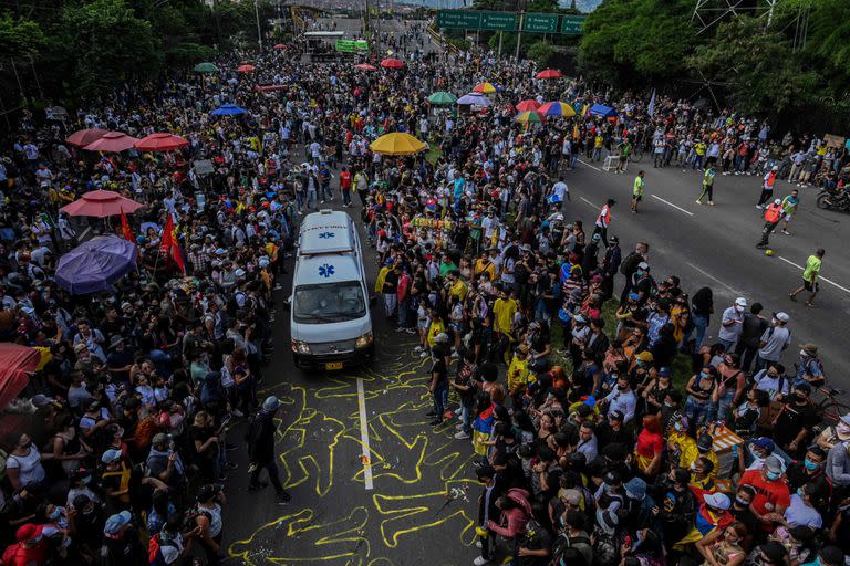 Los manifestantes permiten que pase una ambulancia durante una nueva protesta contra el gobierno en Medellín