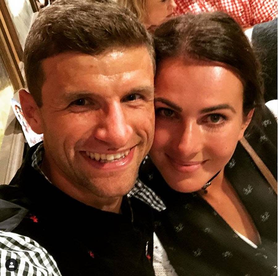 Da hat Thomas Müller gut lachen. Zum Geburtstag seiner Liebsten gab es einen Sieg gegen Köln und den Wiesn-Besuch mit der Mannschaft. Jetzt muss Thomas seiner Lisa nur noch das passende Lebkuchenherz schießen, dann war es ein absolut perfekter Tag