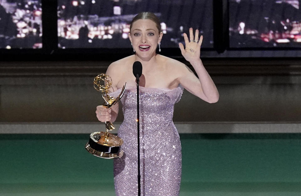 Amanda Seyfried recibe el Emmy a mejor actriz en una serie limitada, antología o película para televisión por "The Dropout" en la 74a entrega de los Premios Emmy el lunes 12 de septiembre de 2022 en el Teatro Microsoft en Los Angeles. (Foto AP/Mark Terrill)