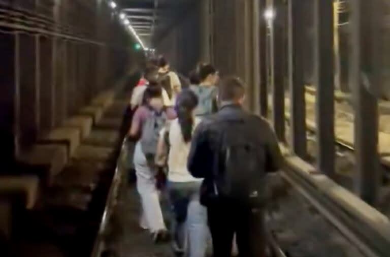Pasajeros fueron evacuados por las vías del subte luego de que una formación de la línea B se detuviera entre las estaciones Ángel Gallardo y Malabia por una 