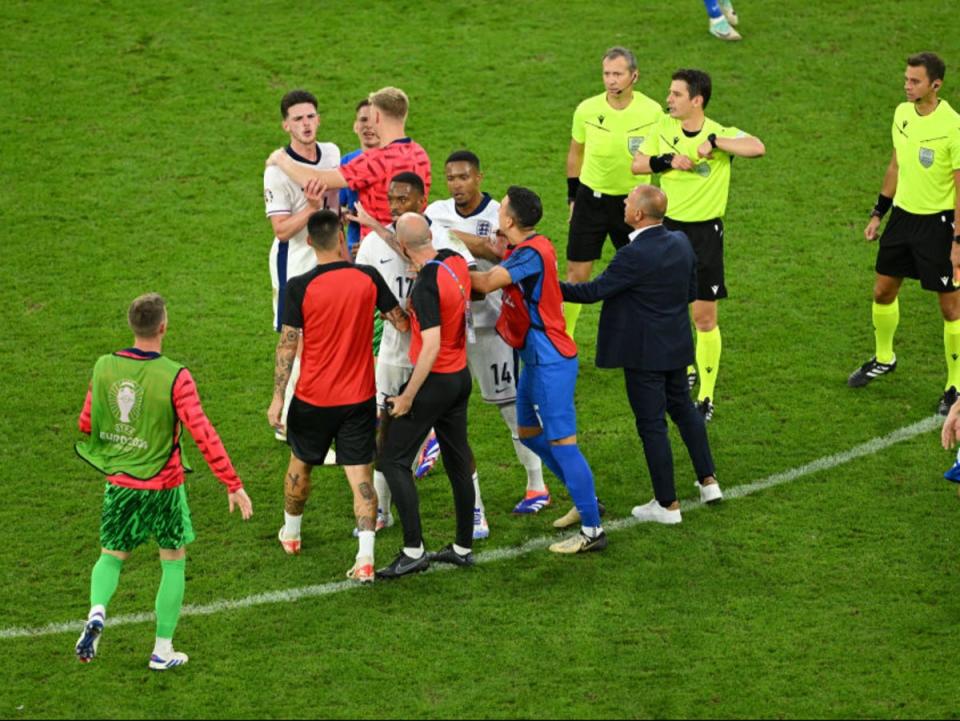 Riceovú odviedli preč potom, čo ju postrčil slovenský tréner (Getty Images)