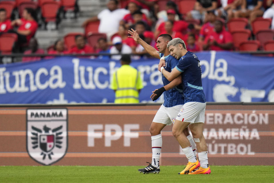 Gustavo Velázquez, de Paraguay, izquierda, celebra el gol contra Panamá durante un partido amistoso de fútbol antes de la Copa América 2024, en el estadio Rommel Fernández de la Ciudad de Panamá, el domingo 16 de junio de 2024. (Foto AP/Matías Delacroix)