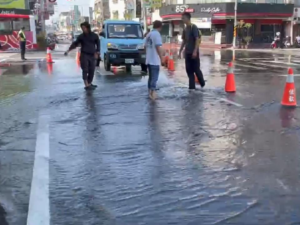 <strong>台南市關廟區水管爆裂，導致路面淹水。（圖／中天新聞）</strong>