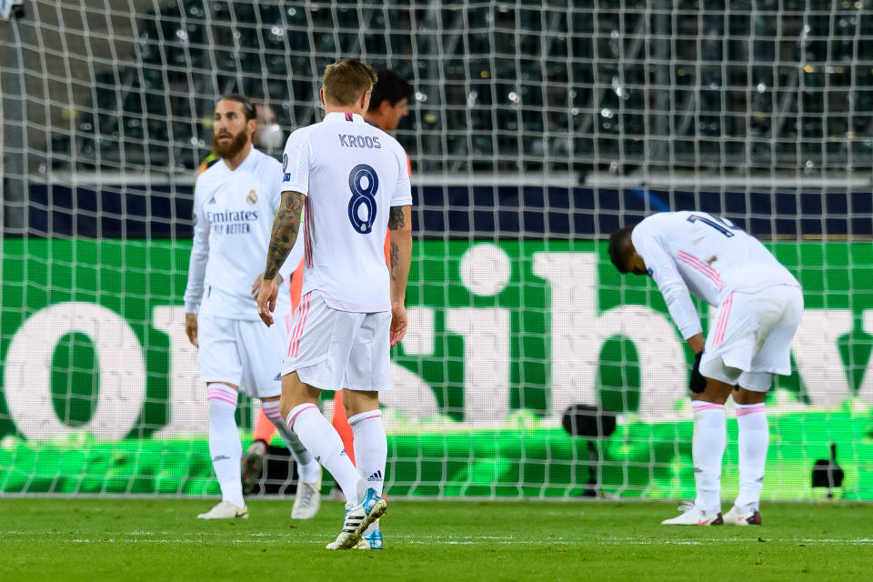 Los jugadores del Real Madrid se lamentan tras un gol del Borussia Monchengladbach. (Foto: Hommes/DeFodi Images via Getty Images)