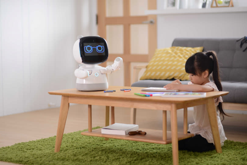 女媧在2018年推出第一代的陪伴機器人「小丹機器人」，創下2000的銷售成績。（圖／女媧提供）