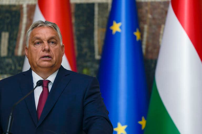 ARCHIVO - El primer ministro húngaro Viktor Orban habla en conferencia de prensa después de mantener conversaciones con el presidente serbio Aleksandar Vucic en Belgrado, Serbia, 29 de setiembre de 2023. Orban será el centro de atención en una cumbre de la UE el jueves 26 de octubre de 2023 tras su reunión con el presidente rudo Vladimir Putin la semana pasada. (AP Foto/Darko Vojinovic, File)