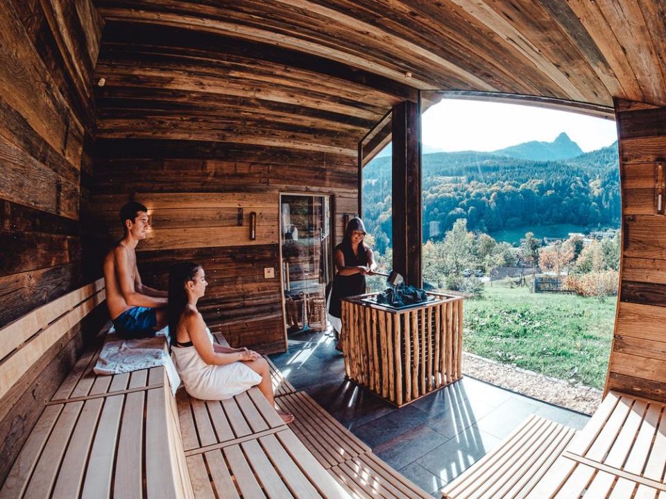 Auch die Saunahütte mit Panoramafenster im Berghotel Rehlegg bietet einen großartigen Ausblick (Bild: Berghotel Rehlegg)