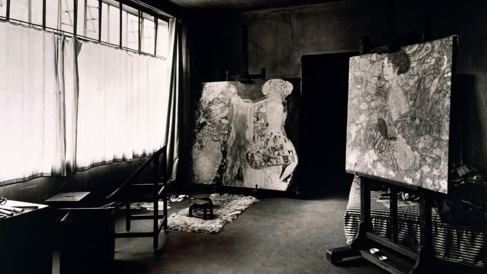 "Dame mit Fächer" (right) pictured in Klimt's Vienna studio in 1918. - Dea Picture Library/De Agostini Editorial/Getty Images