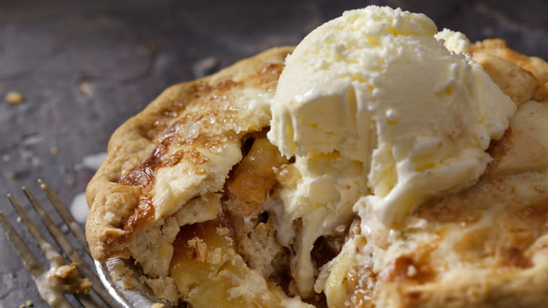 Apple pie with vanilla ice cream