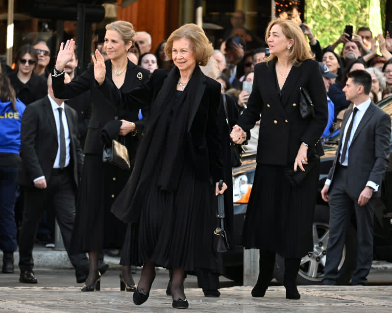 Reina Sofía con las infantas Elena y Cristina 