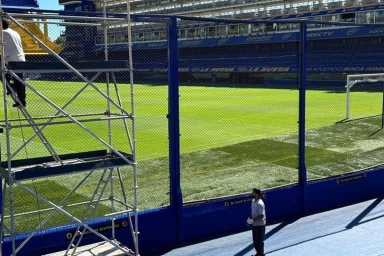 El alambrado alto evita que muchas pelotas se vayan a las gradas y dificulta la invasión de público al campo de juego; Boca decide exponerse a eso en pos de que los espectadores vean mejor los partidos en ese sector.