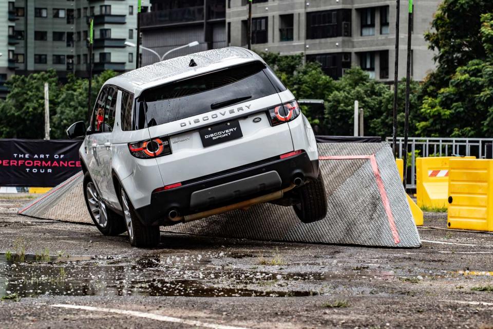 Discovery Sport 挑戰側坡。