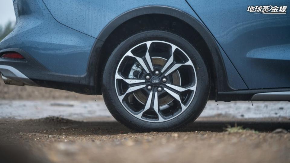 對應跨界輕越野定位，Focus Active Wagon也配備扁平較高的215/50 R18圈胎。(攝影/ 劉家岳)